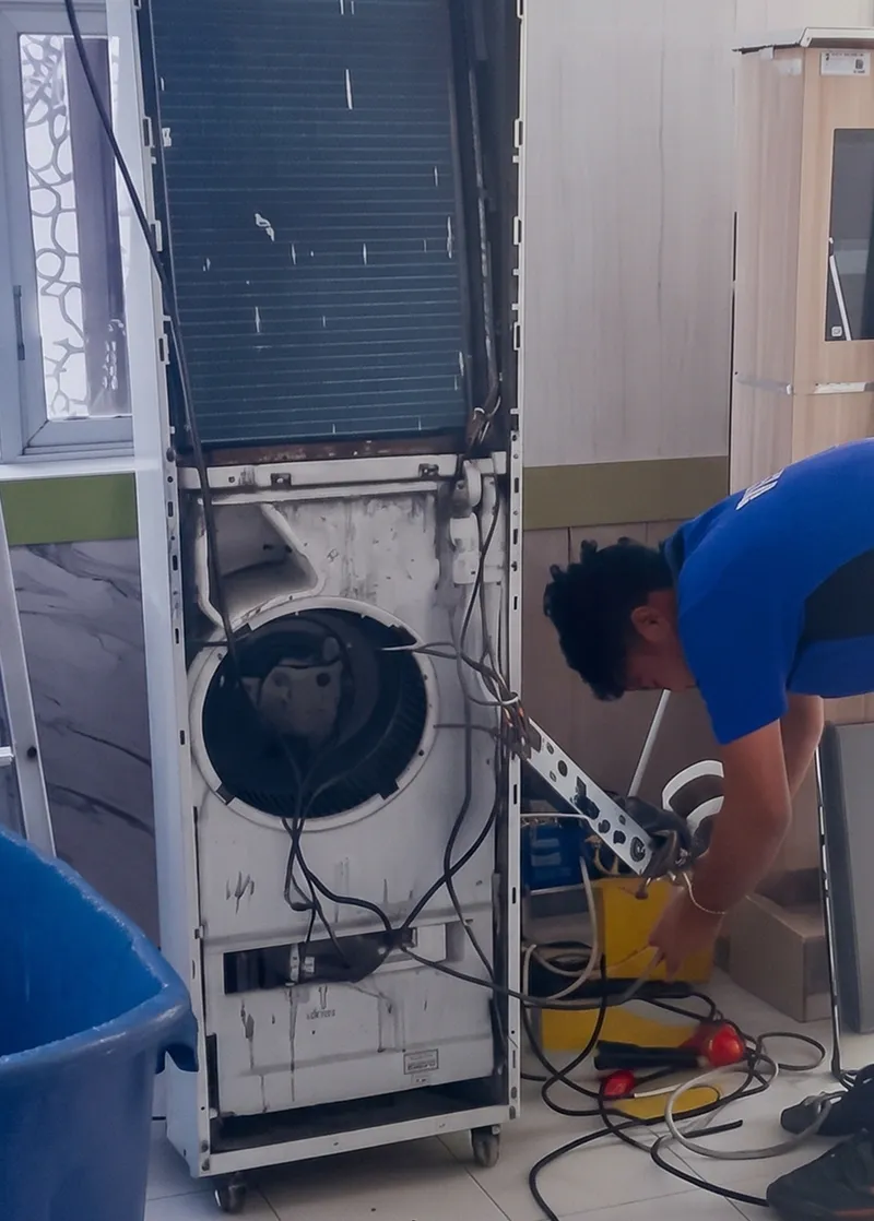 Teknisi memperbaiki kipas unit AC tower