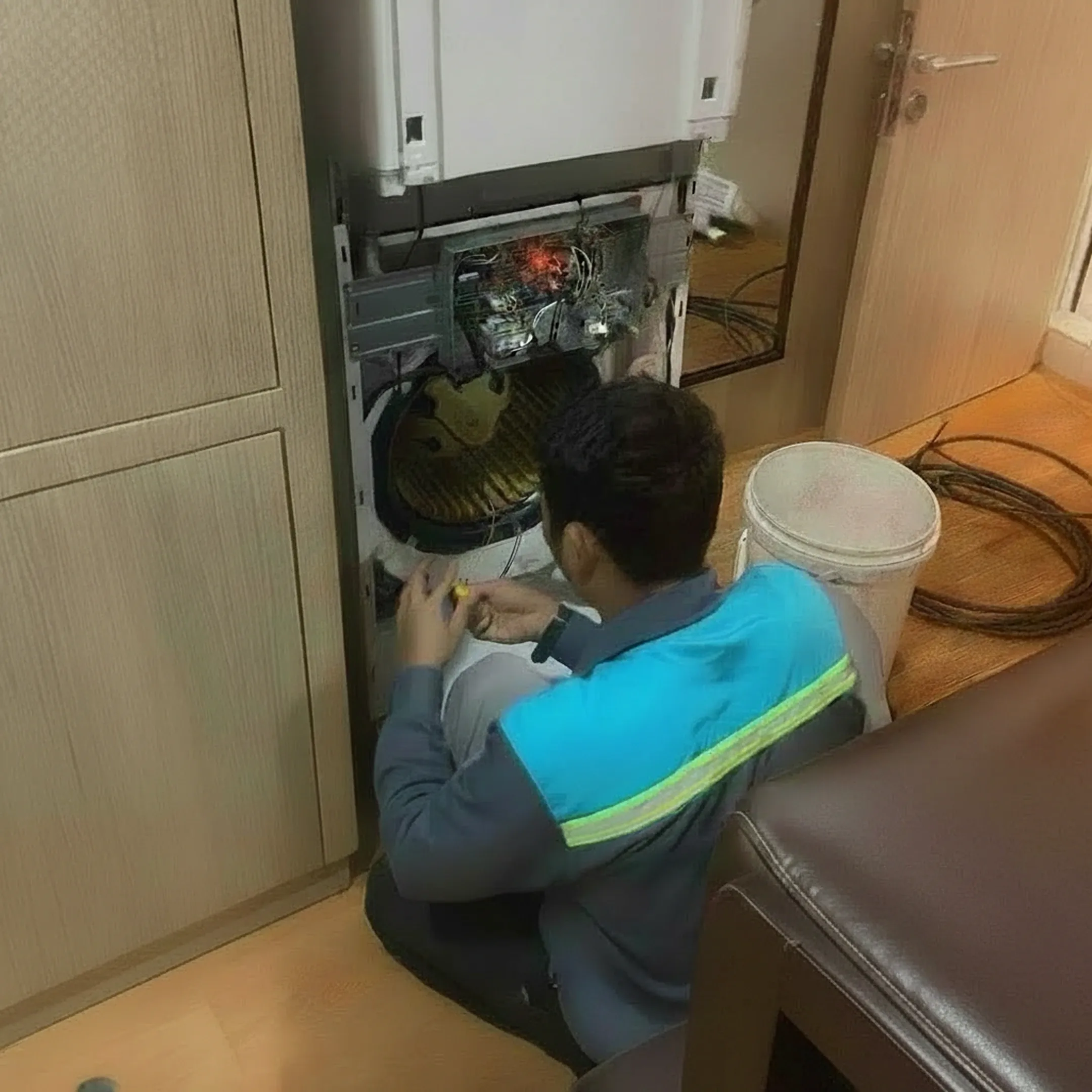 Teknisi memperbaiki kabel dan komponen unit AC